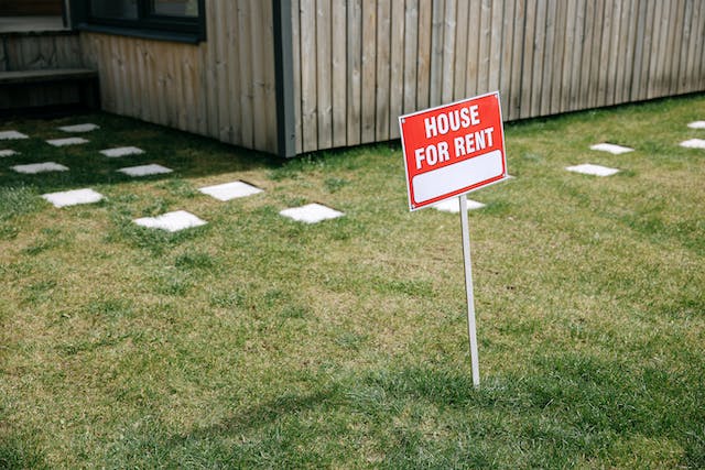 A “house for rent” sign.