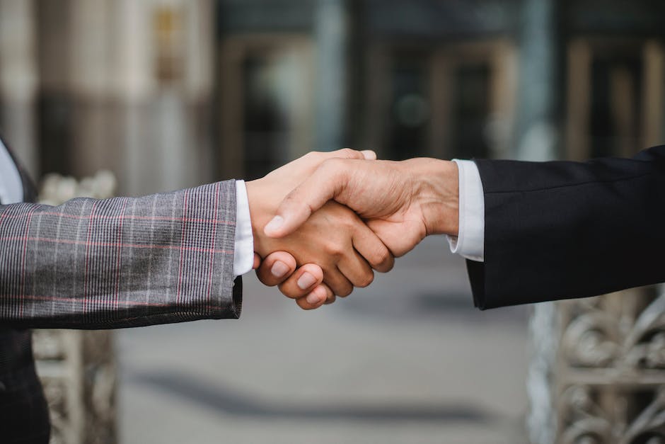 Image showing handshake between a tenant and a landlord